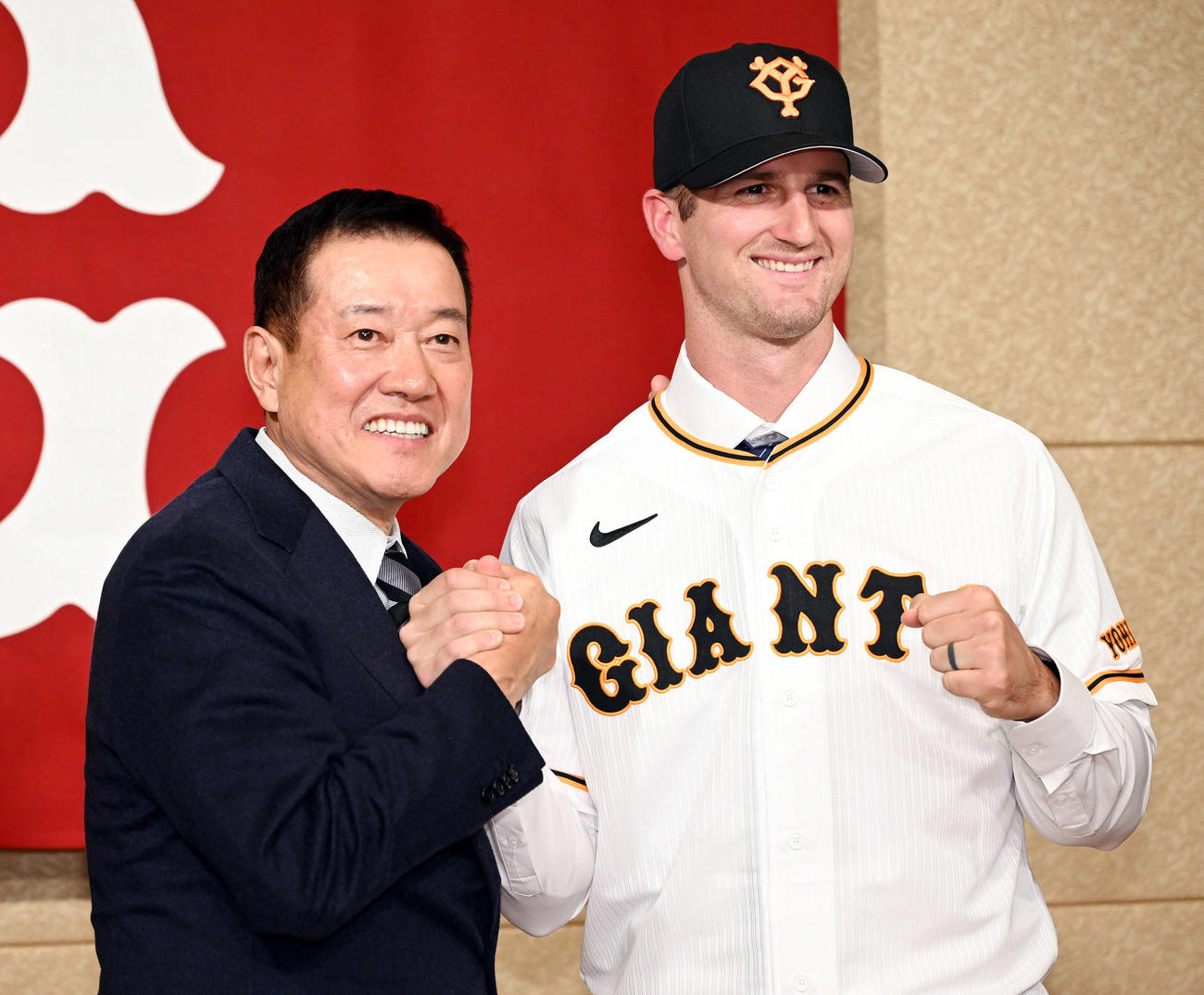 巨人新外国人選手入団会見で原監督（左）はグリフィンと記念撮影する（撮影・滝沢徹郎）