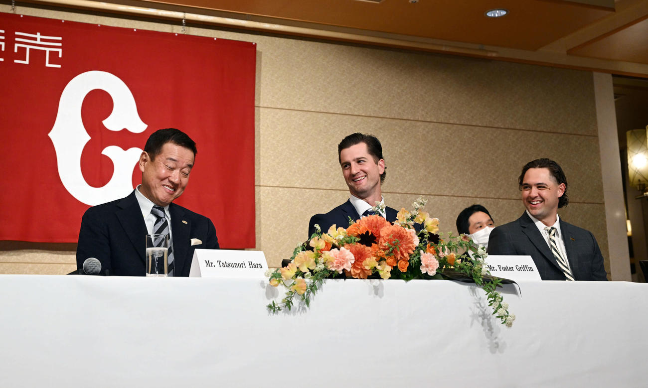 巨人新外国人選手入団会見で原監督（左）はグリフィン（中央）、ビーディと談笑する（撮影・滝沢徹郎）