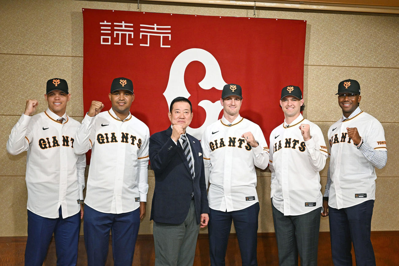 巨人新外国人選手入団会見で記念撮影する、左からロペス、メンデス、原監督、グリフィン、ビーディ、ブリンソン（撮影・滝沢徹郎）