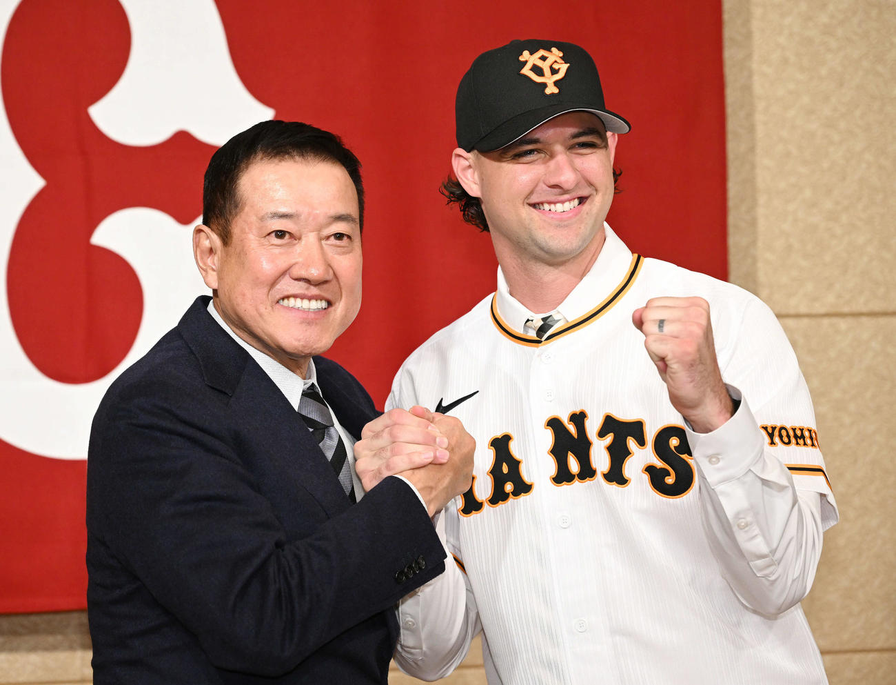 巨人新外国人選手入団会見で原監督（左）はビーディと記念撮影する（撮影・滝沢徹郎）