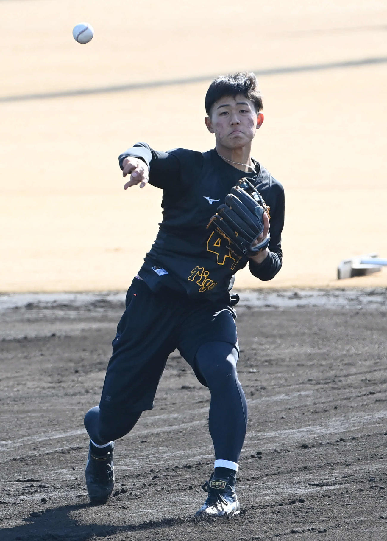 守備練習をする阪神戸井（撮影・石井愛子）