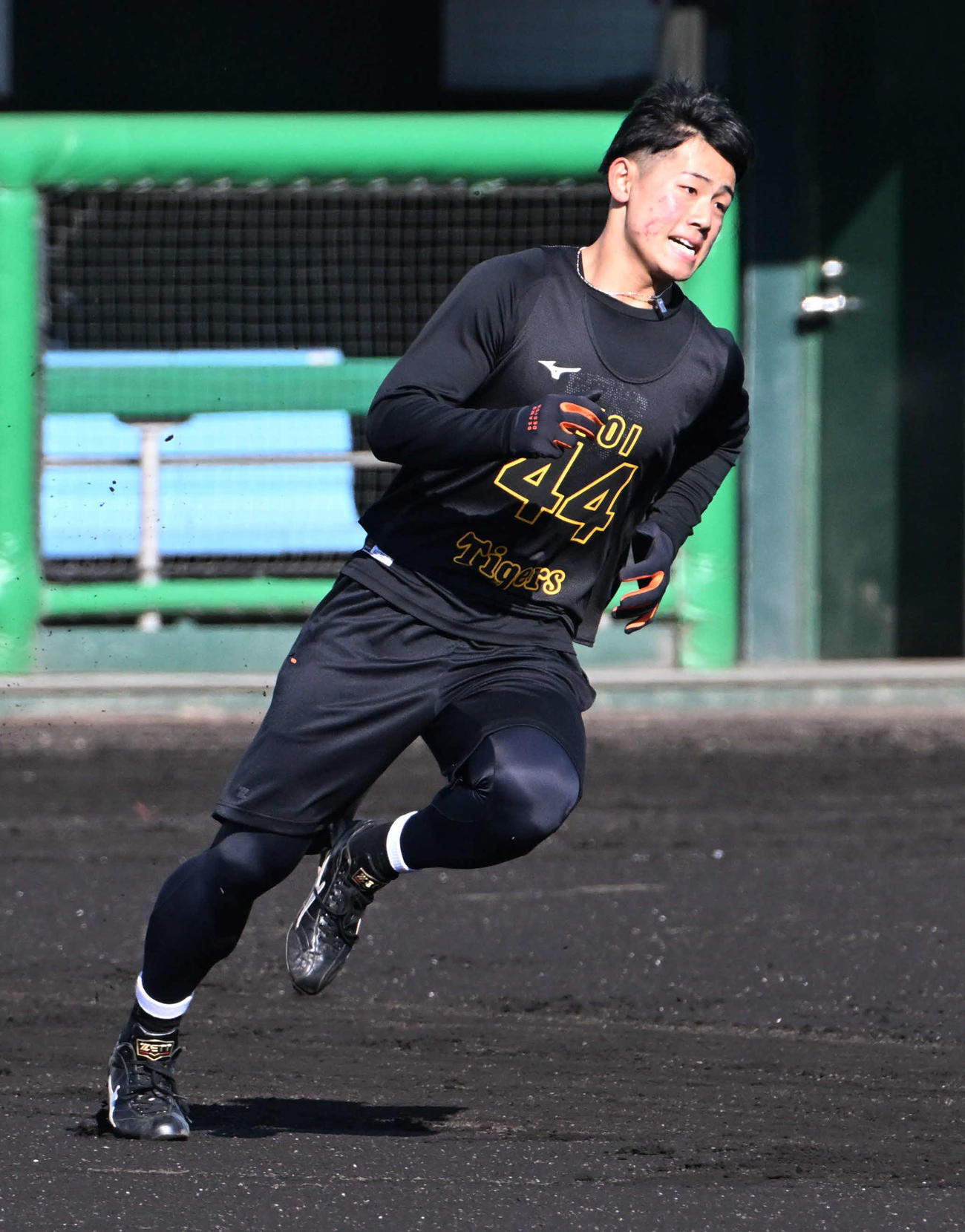 ベースランニングをする阪神戸井（撮影・石井愛子）