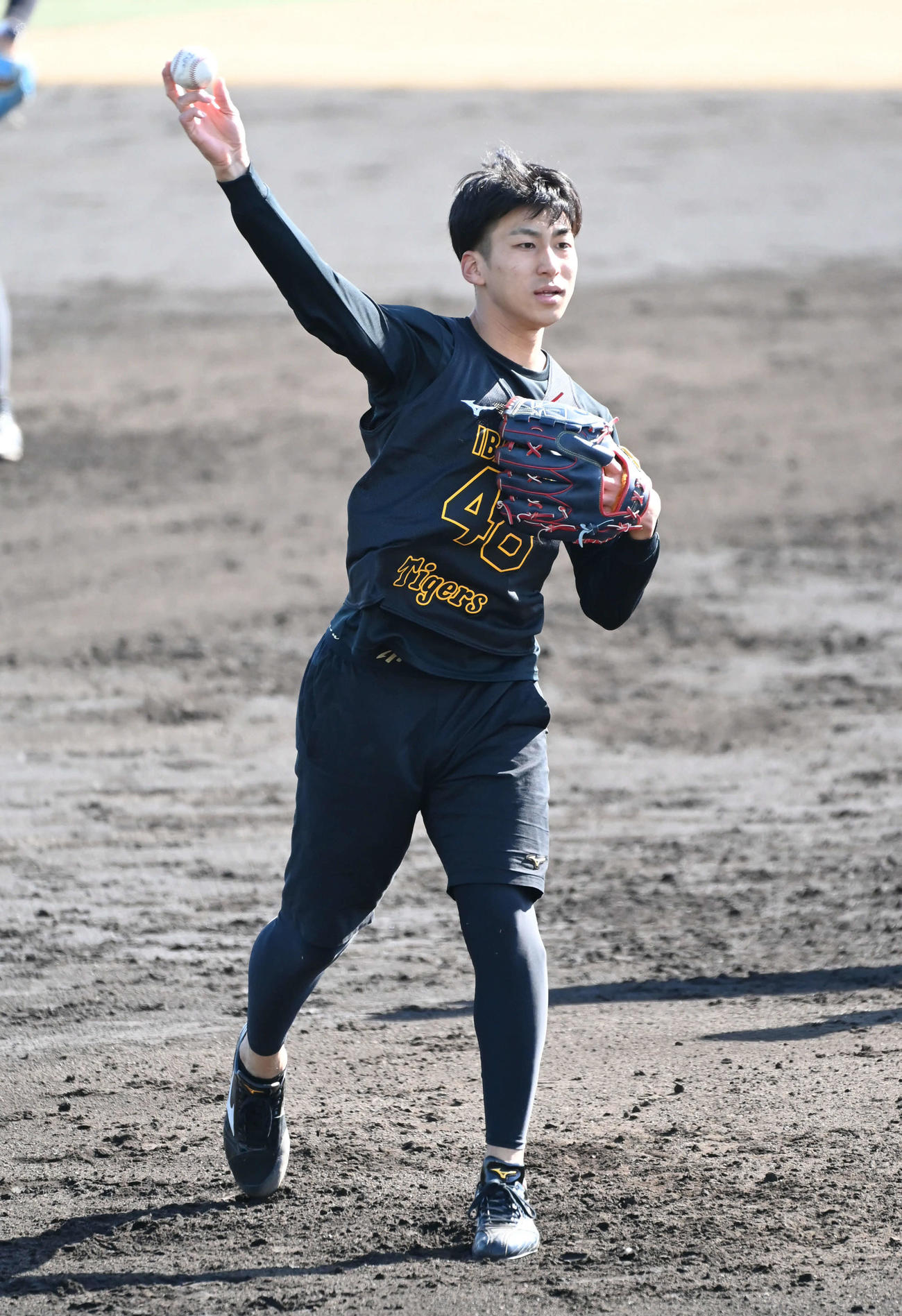 守備練習をする阪神茨木（撮影・石井愛子）