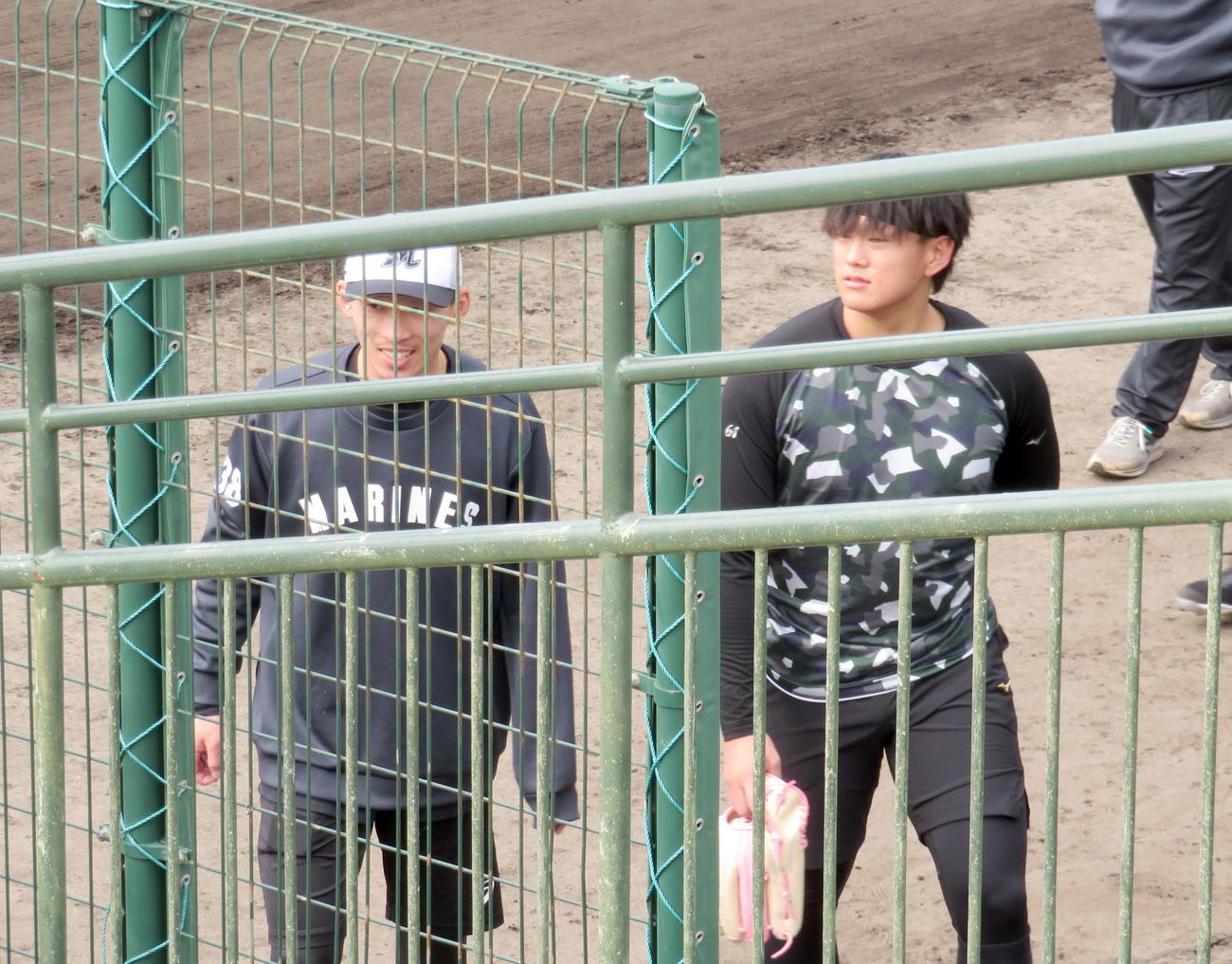 サッカー元日本代表の本田圭佑を見つけて驚きの表情を見せるロッテ高部（左）と山本（撮影・鎌田直秀）
