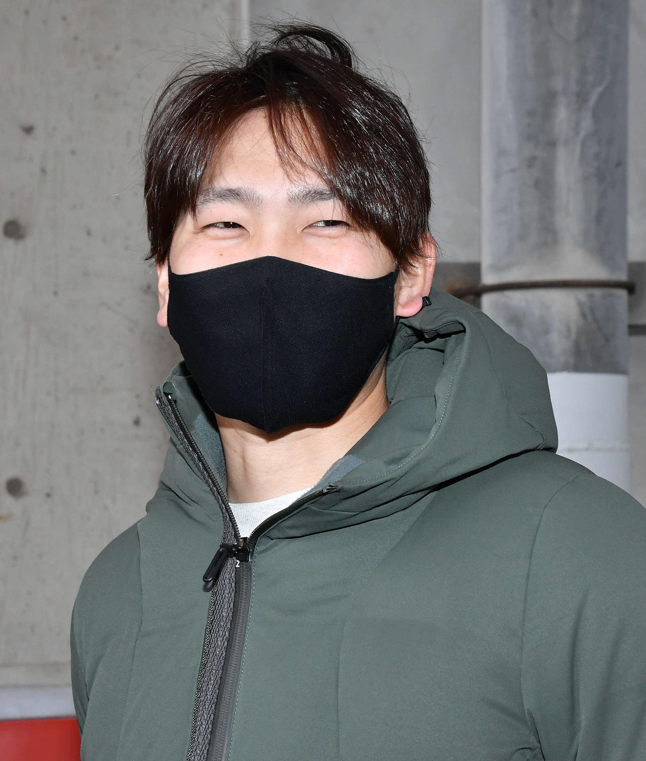 新婚のソフトバンク石川は囲み取材で笑顔を見せる（撮影・岩下翔太）