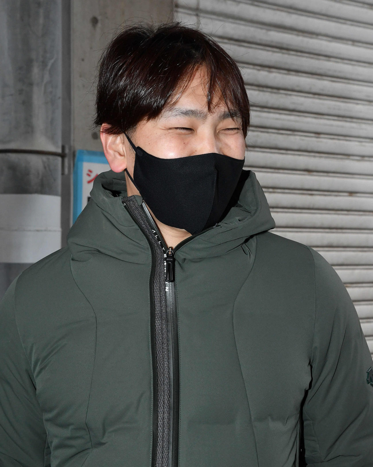 新婚の石川は囲み取材で笑顔を見せる（撮影・岩下翔太）