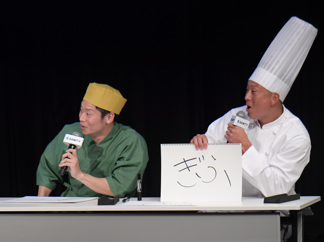 トークショー第1部で、以心伝心ゲームに挑む右から杉本、近藤（撮影・滝沢美穂子）