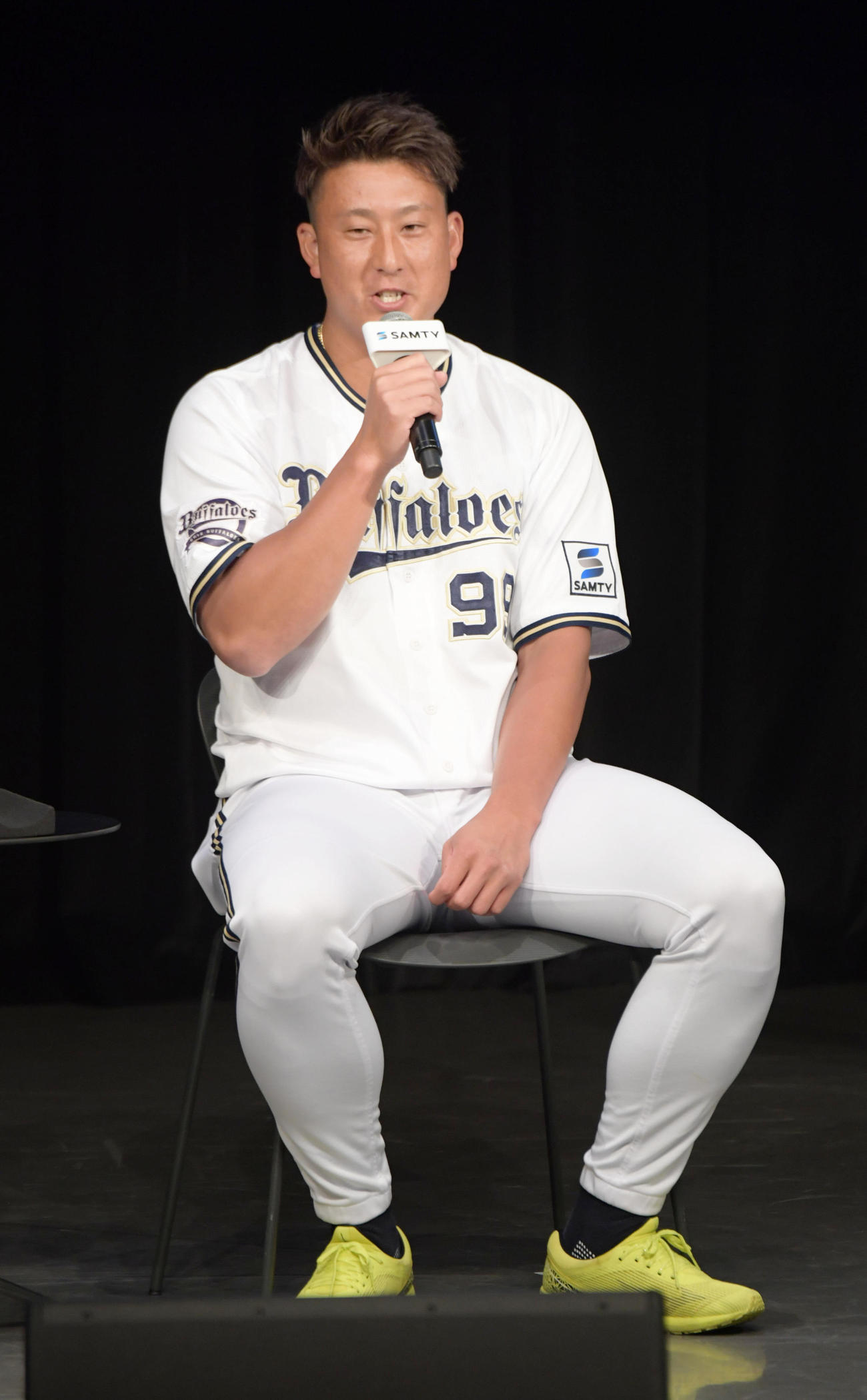 トークショー第2部では、ユニホームを着てファンの質問に答えたり、今年の抱負を述べるオリックス杉本（撮影・滝沢美穂子）