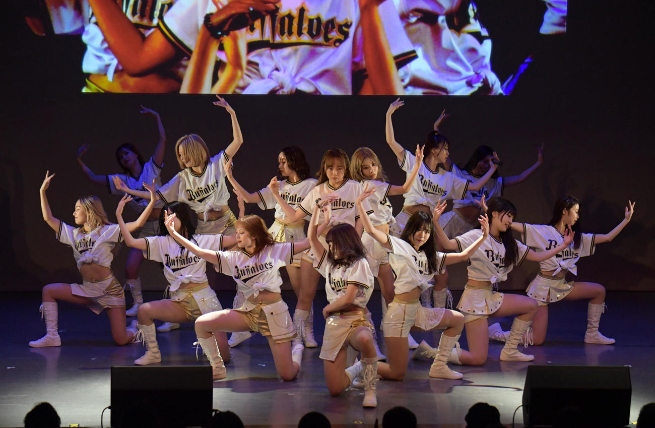 パフォーマンスを披露するBsGirls2023（撮影・滝沢美穂子）
