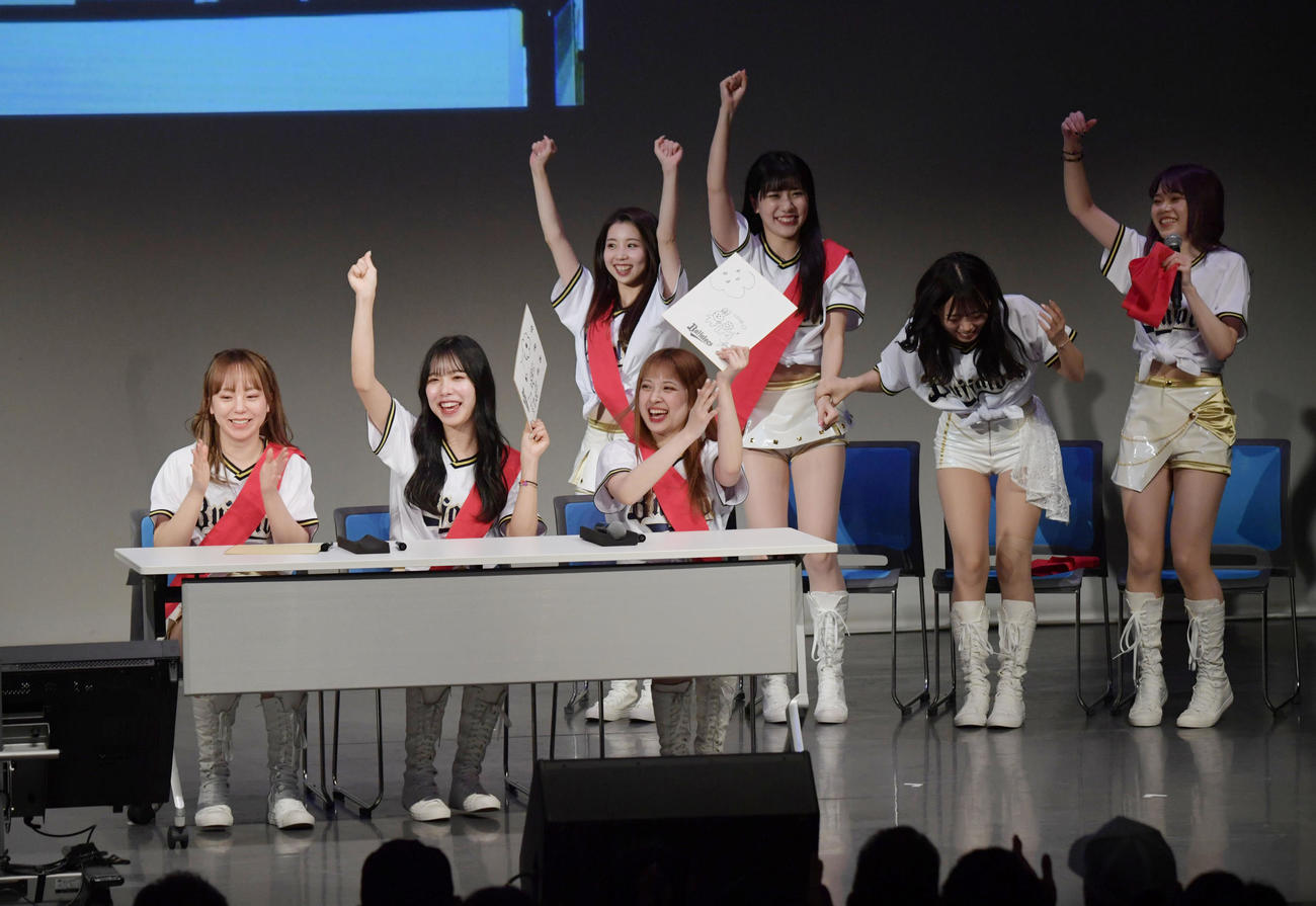 ゲームをするBsGirls2023（撮影・滝沢美穂子）