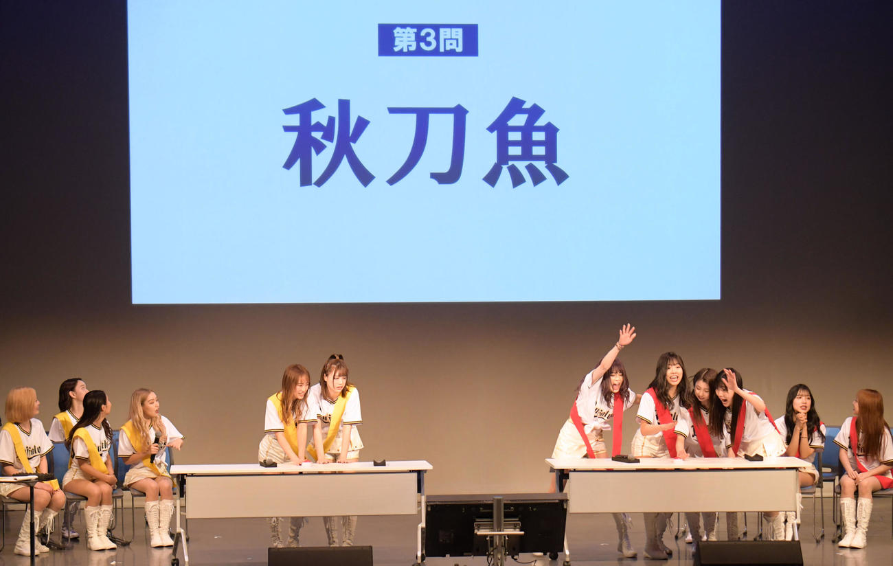 ゲームをするBsGirls2023（撮影・滝沢美穂子）