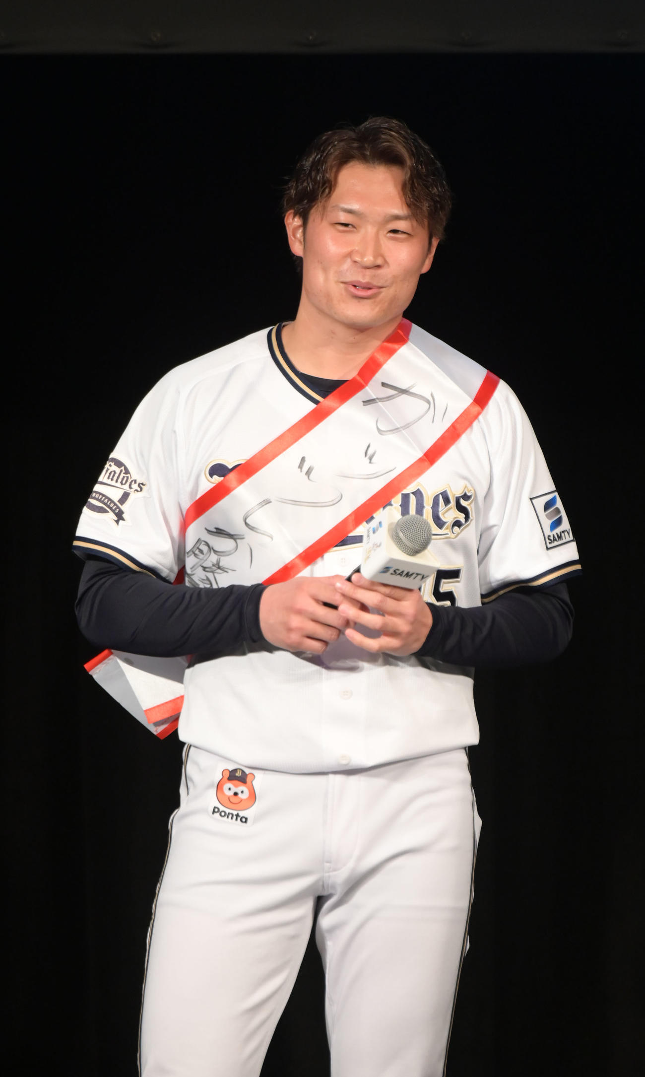 「ガッツしか勝たん」と書かれたたすきをして、トークショーに登場したオリックス阿部（撮影・滝沢美穂子）