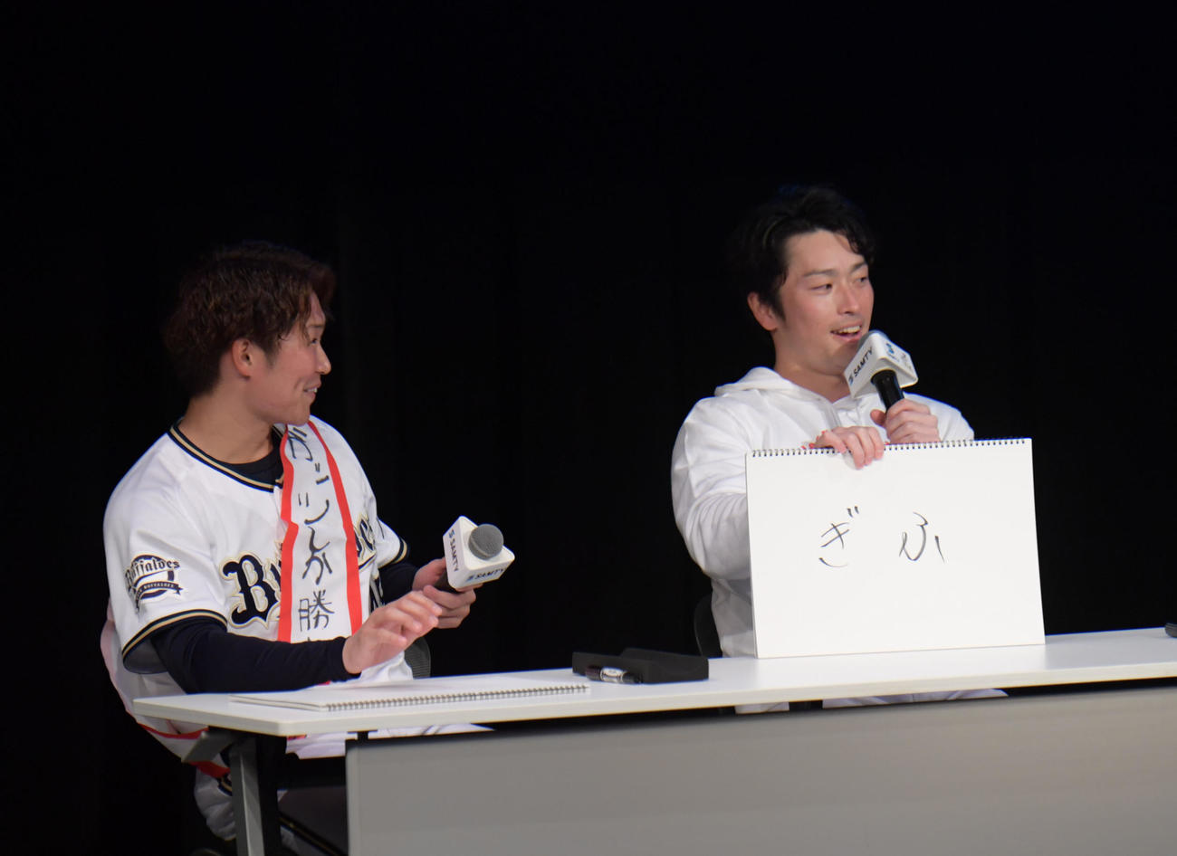 トークショー第1部で、以心伝心ゲームに挑む右から福田、阿部（撮影・滝沢美穂子）