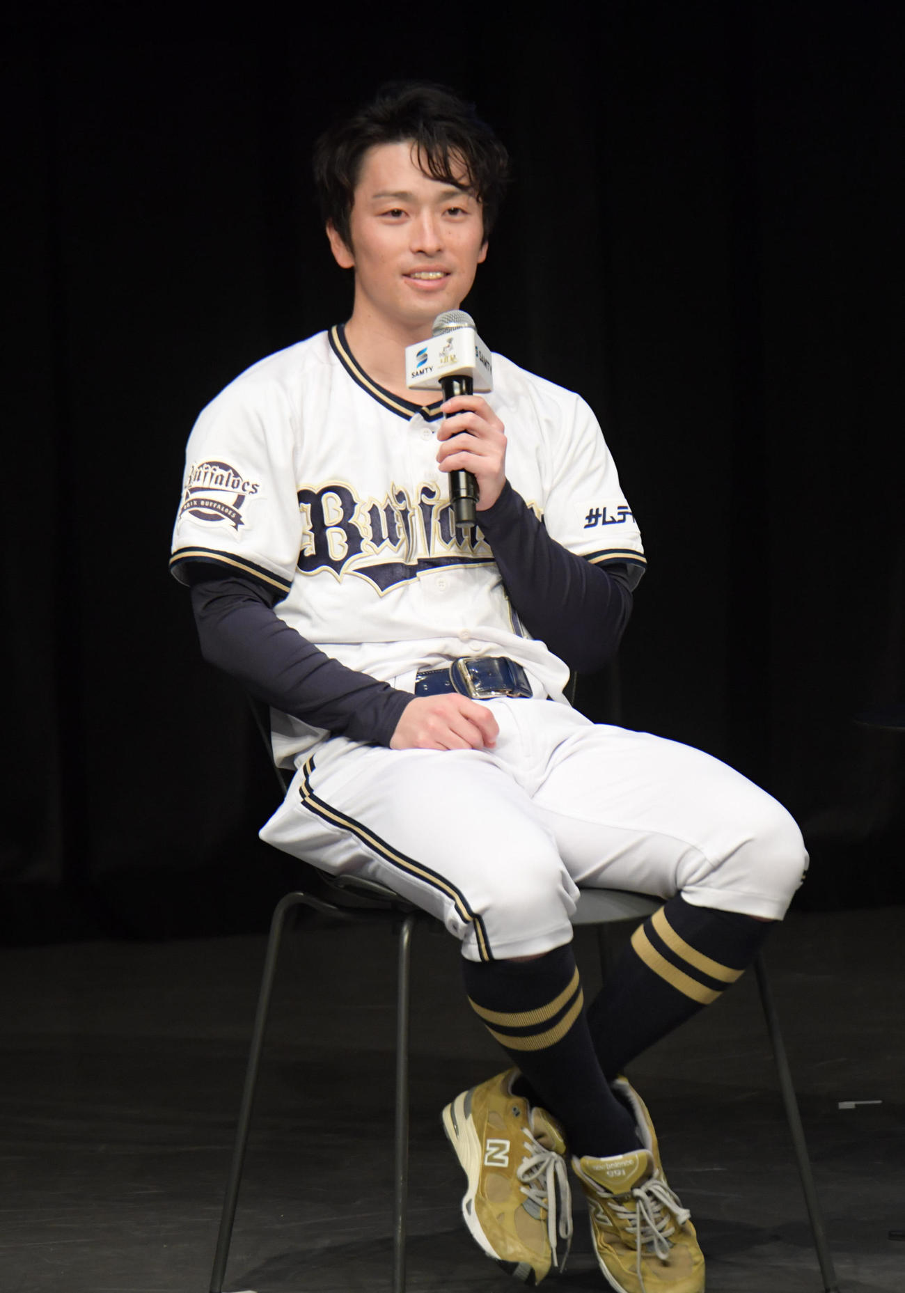 トークショー第2部では、ユニホームを着てファンの質問に答えたり、今年の抱負を述べるオリックス福田（撮影・滝沢美穂子）