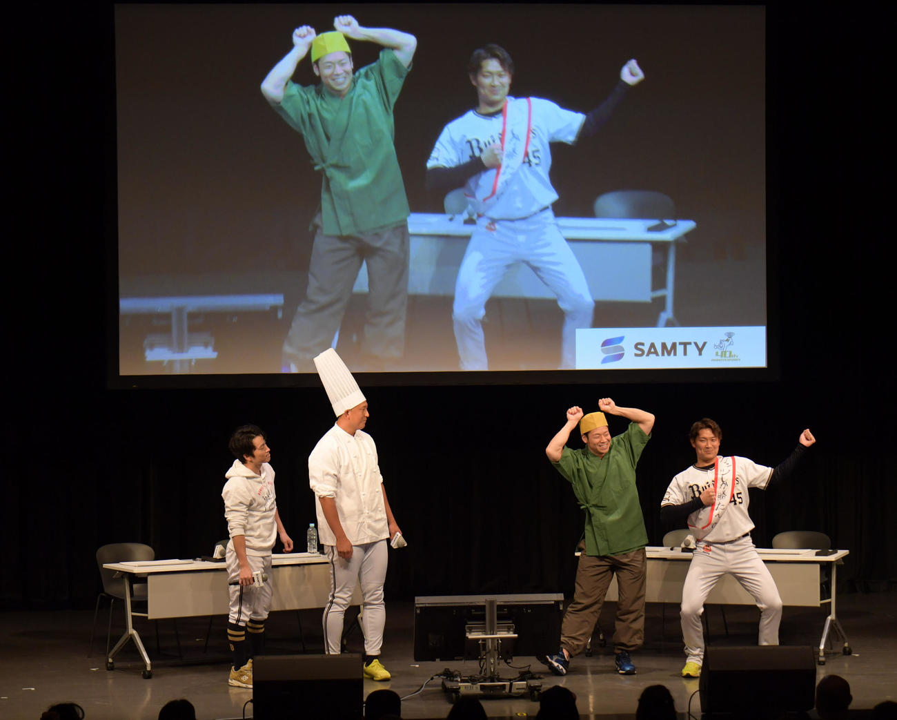 トークショー第1部で以心伝心ゲームに挑む、左から福田、杉本、近藤、阿部（撮影・滝沢美穂子）