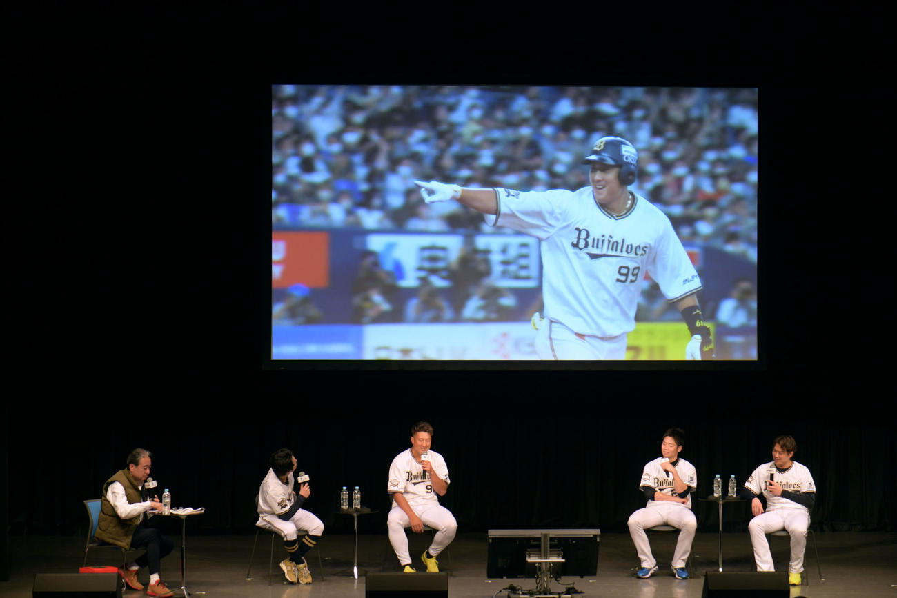 トークショー第2部では、ユニホームを着て、昨年を振り返る右から阿部、近藤、杉本、福田（撮影・滝沢美穂子）