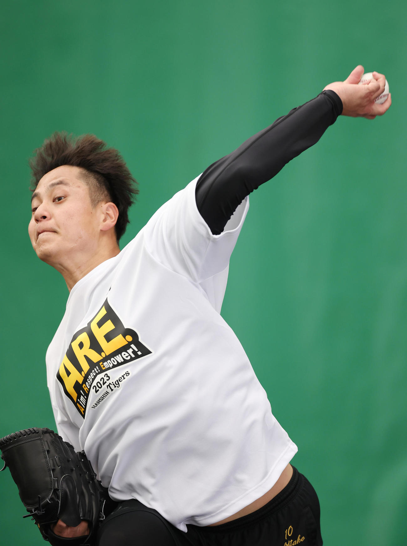 ブルペンで投球練習する阪神大竹（撮影・前田充）