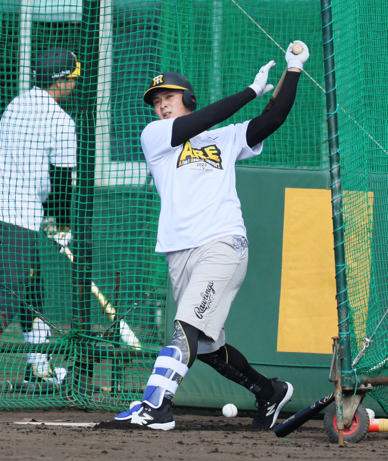 打撃練習で宜野座1号を放つ阪神井上（撮影・加藤哉）
