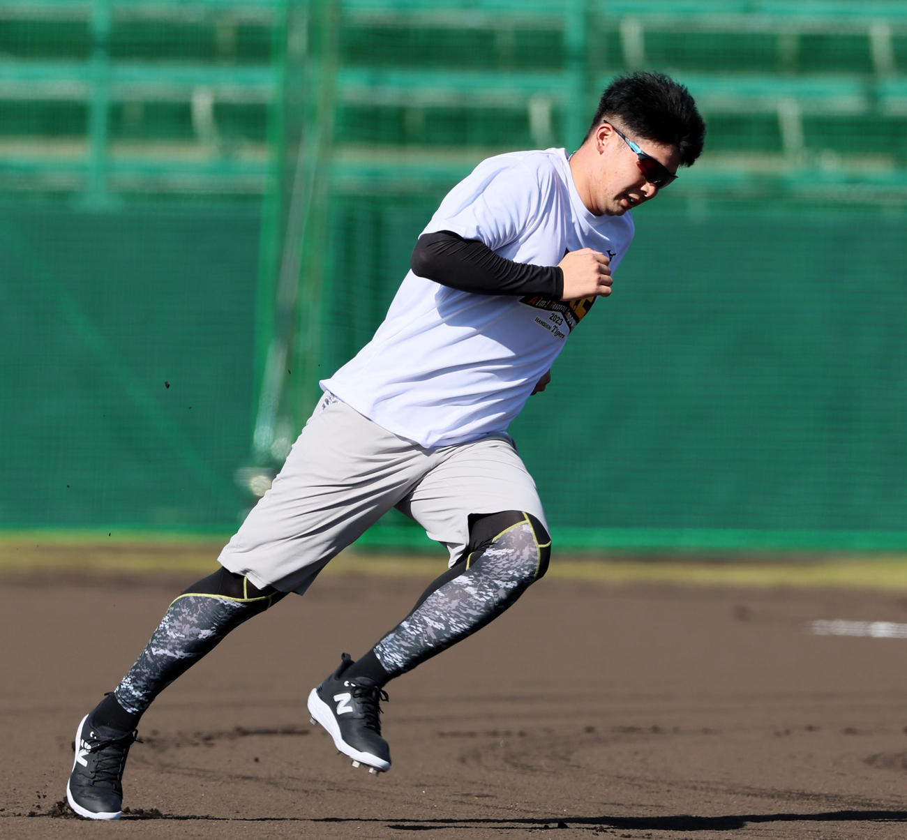 ベースランニングを行う阪神井上（撮影・加藤哉）