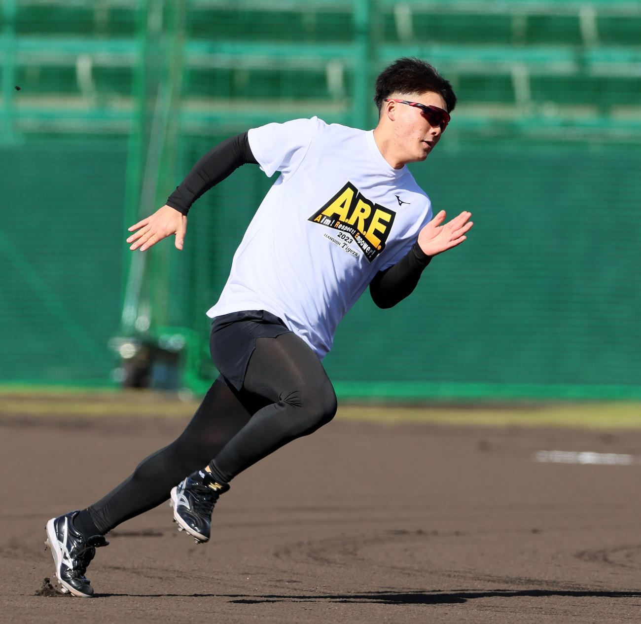 ベースランニングを行う阪神前川（撮影・加藤哉）