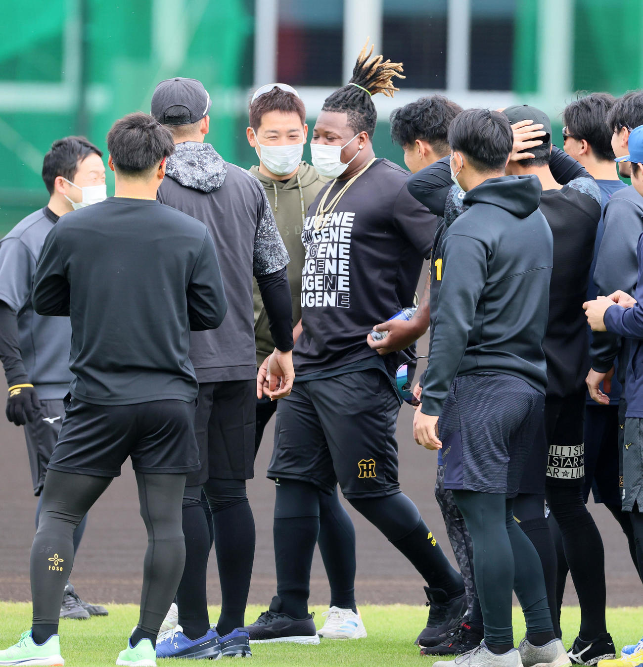 合同自主トレ2日目、宜野座へ合流したミエセスは岩崎（左）に促されランニングの先頭に立つ（撮影・加藤哉）