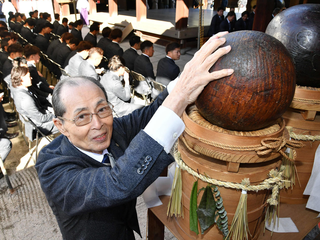 必勝祈願で玉せせりに触れる王球団会長（撮影・岩下翔太）