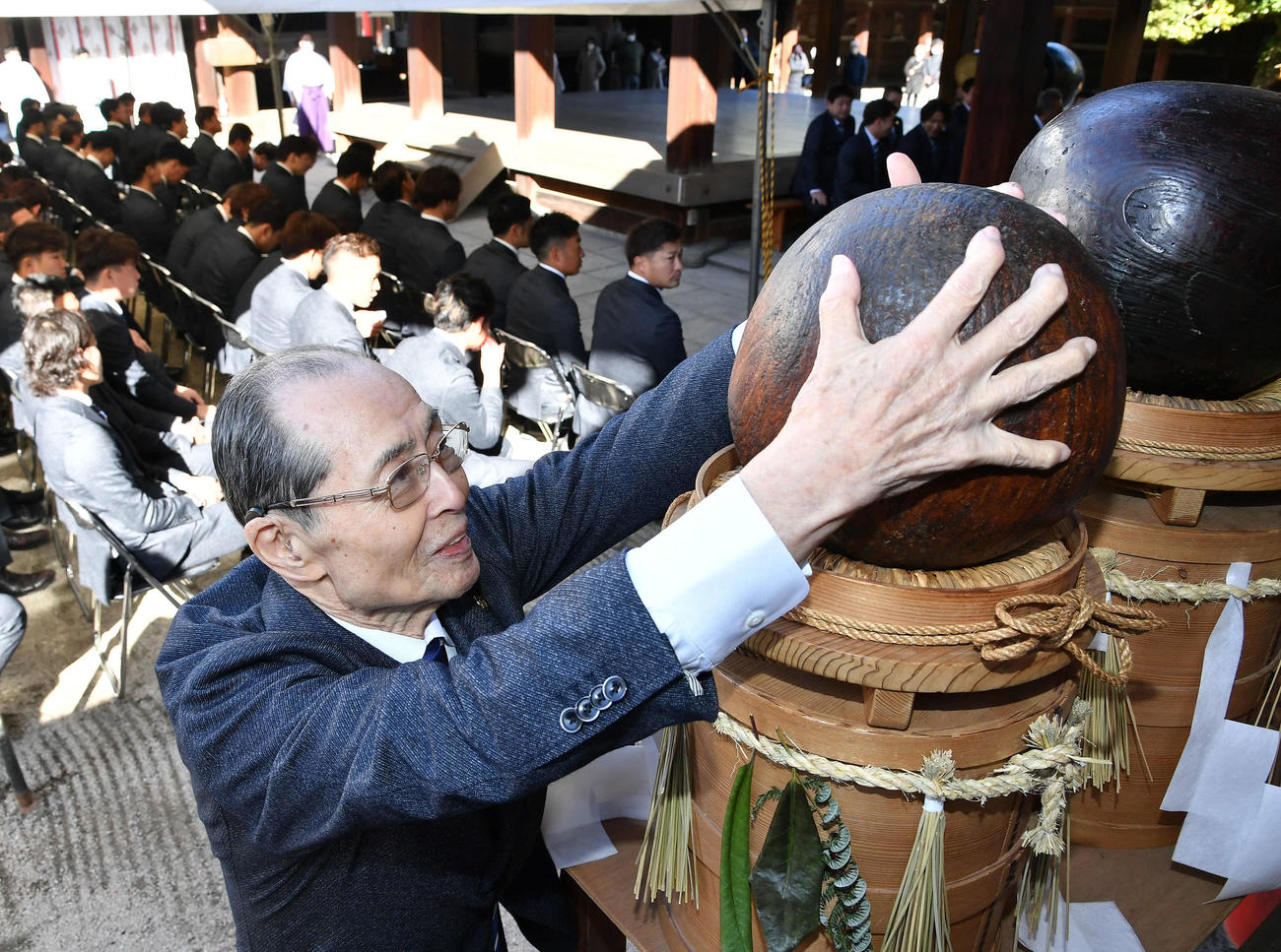 必勝祈願で玉せせりに触れる王球団会長（撮影・岩下翔太）