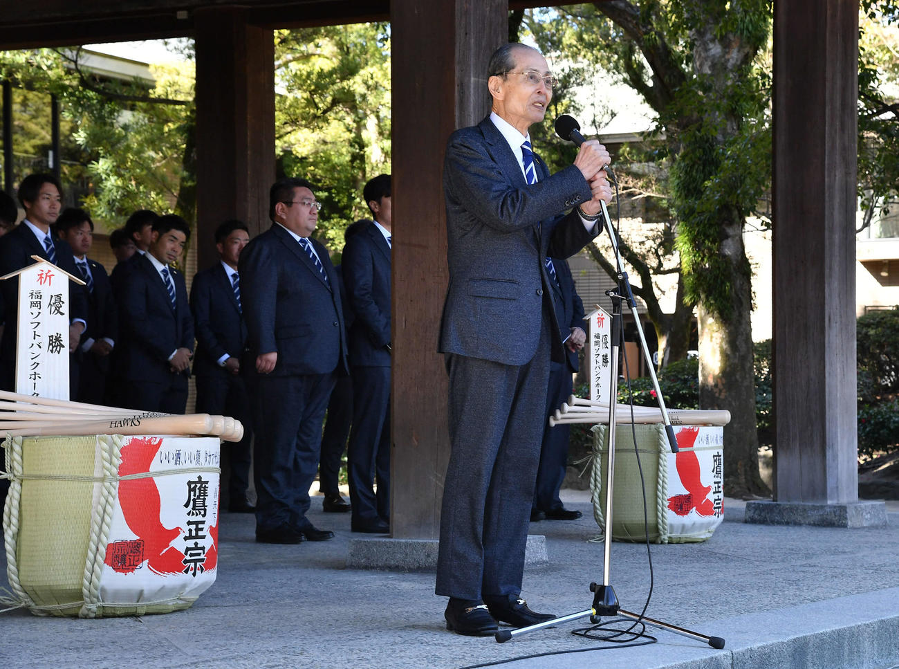 必勝祈願を終え、鏡開きの前にファンにあいさつする王球団会長（撮影・岩下翔太）