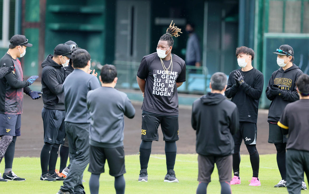 合同自主トレ2日目、宜野座へ合流したミエセスはナインにあいさつする（撮影・加藤哉）