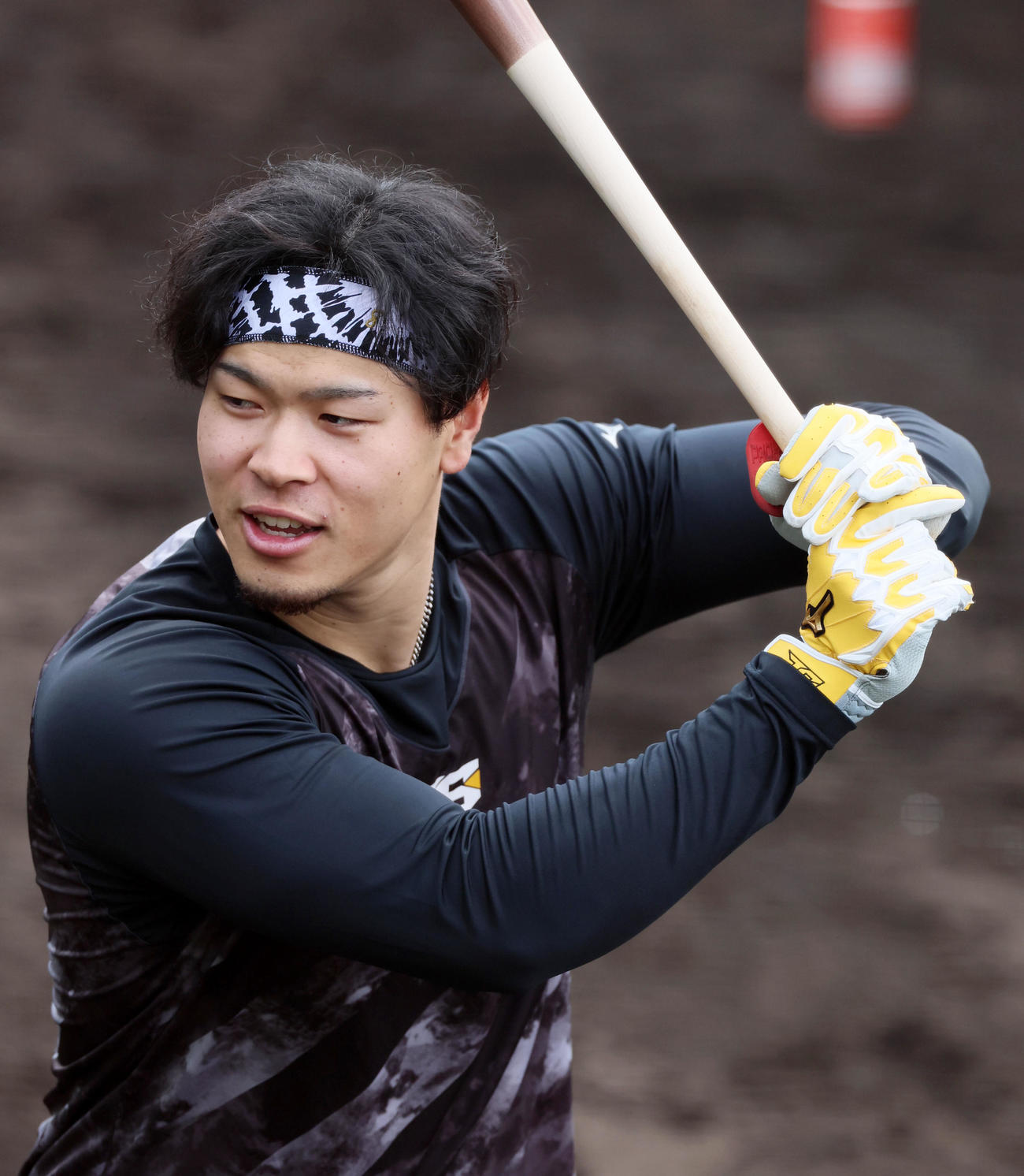 合同自主トレに参加しティー打撃する佐藤輝（撮影・加藤哉）
