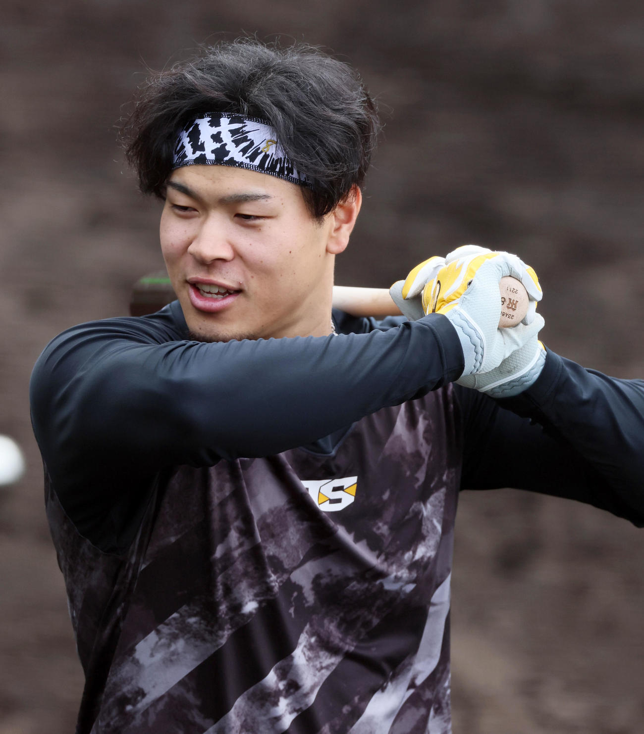 合同自主トレに参加しティー打撃する佐藤輝（撮影・加藤哉）