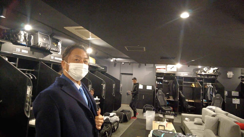 28日、ZOZOマリンのロッカールームを訪れたロッテ沢村（球団提供）