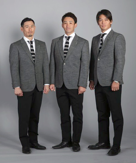 オフィシャルスーツを着るロッテの選手たち。左から荻野、小島、佐々木千（球団提供）