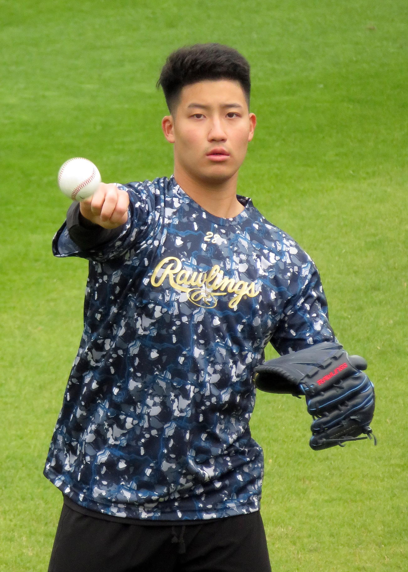 28日、キャッチボールを行うロッテ菊地（撮影・鎌田直秀）