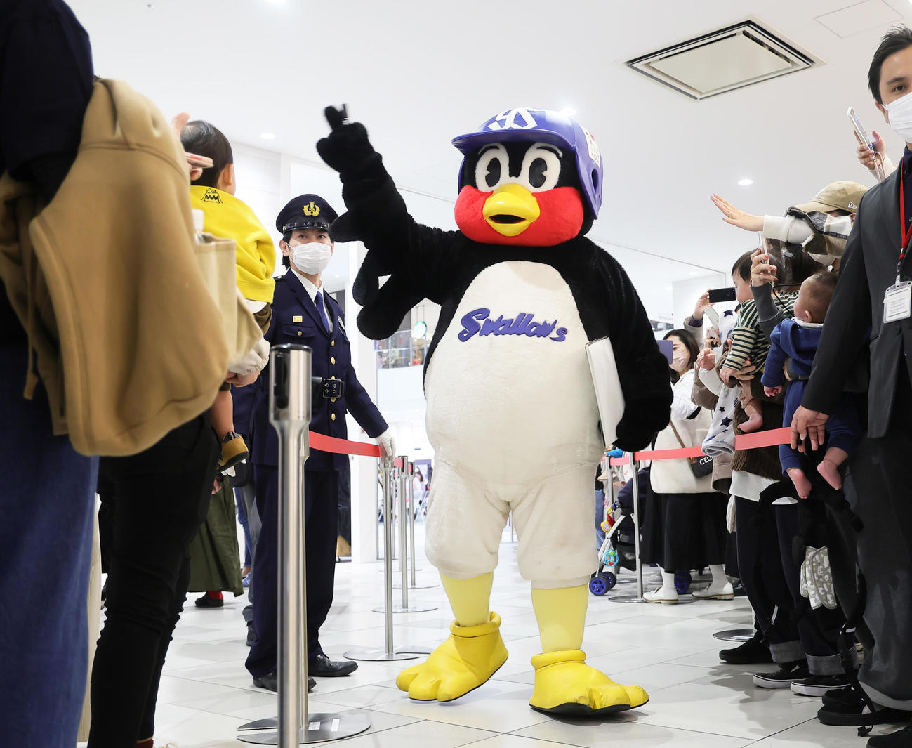 春季キャンプ地の沖縄・浦添市内で歓迎を受けるヤクルトのつば九郎（撮影・足立雅史）