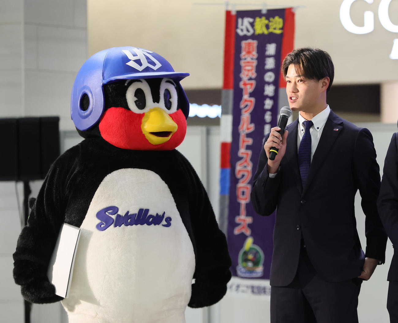 歓迎セレモニーでつば九郎が見つめる中、ファンからの質問に答えるヤクルト高橋（撮影・足立雅史）
