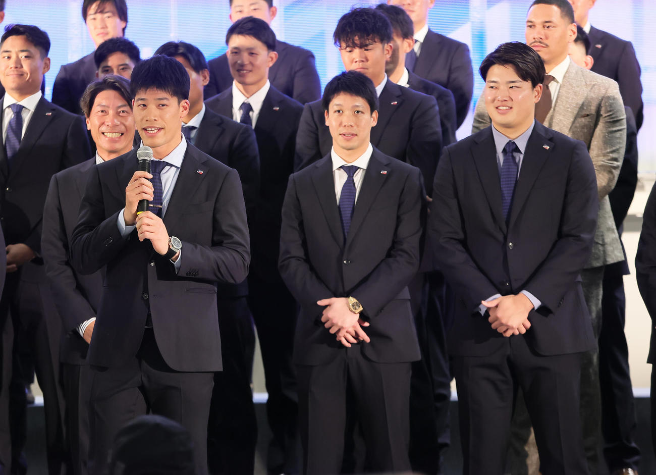 歓迎セレモニーの最後にヤクルト高津監督（手前左端）から指名されあいさつする塩見（同左から2人目）。同右から2人目は山田、同右端は村上（撮影・足立雅史）