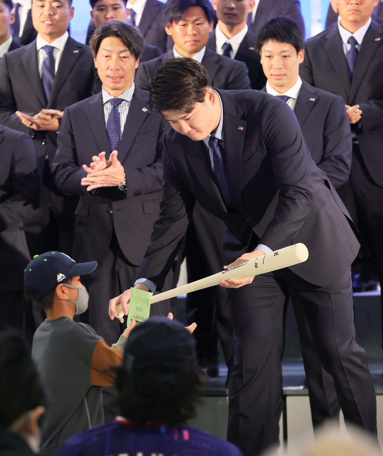 歓迎セレモニーでファンにサイン入りバットをプレゼントするヤクルト村上（撮影・足立雅史）