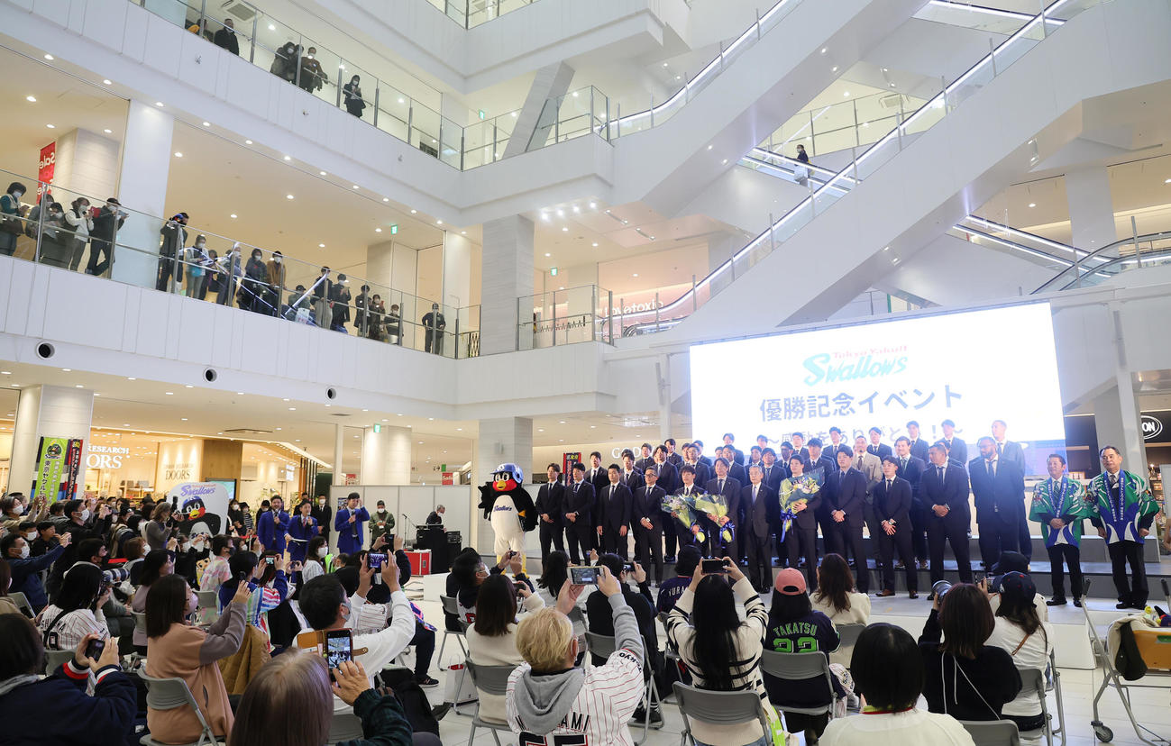 春季キャンプ地の沖縄・浦添市内のショッピングモールで歓迎セレモニーを行ったヤクルトの選手ら（撮影・足立雅史）