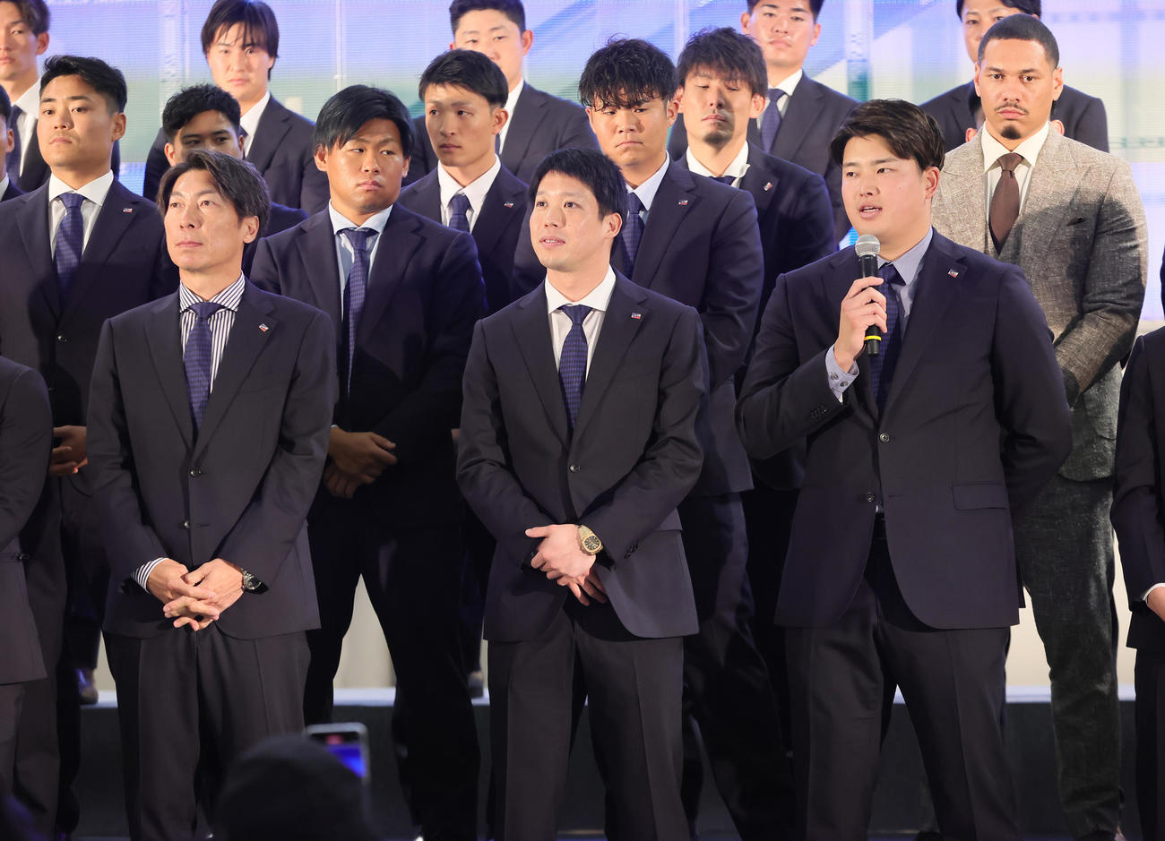 春季キャンプ地の沖縄・浦添市内での歓迎セレモニーでファンからの質問に答えるヤクルト村上（手前右）。同左から高津監督、山田（撮影・足立雅史）