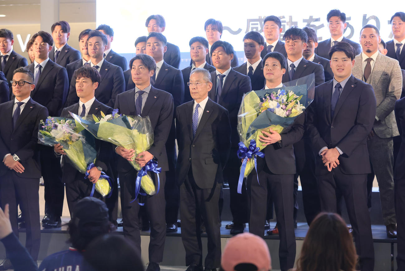 浦添市内での歓迎セレモニーに臨むヤクルトの、前列左から石川、小川、高津監督、衣笠球団社長兼オーナー代行、山田、村上ら（撮影・足立雅史）