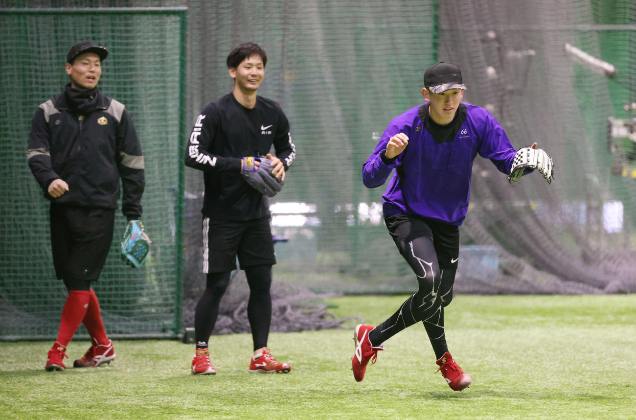 広島合同自主トレ　ノックを受ける遠藤（右）。左は栗林、中央は森浦（撮影・加藤孝規）