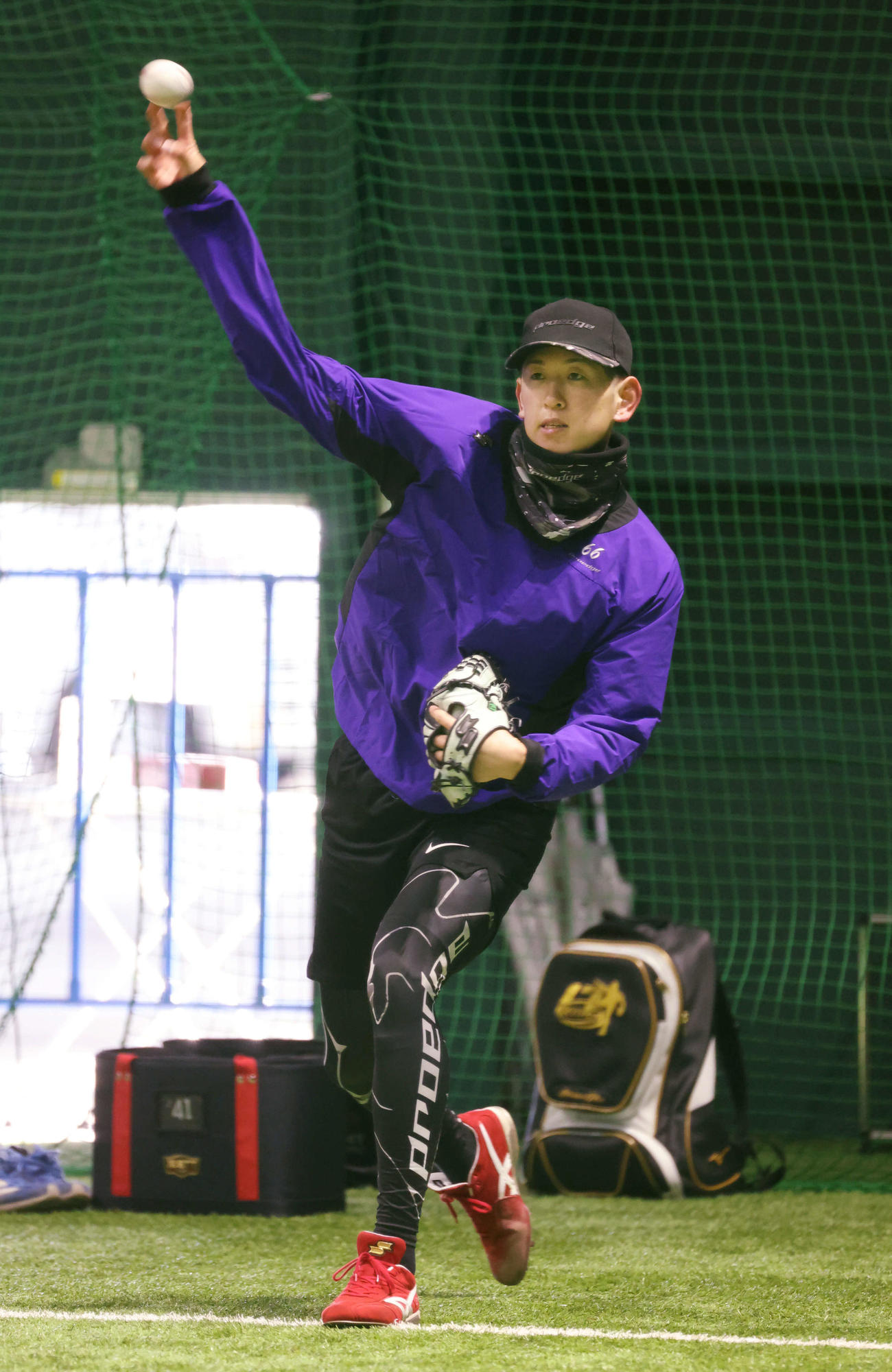 広島合同自主トレ　キャッチボールをする遠藤（撮影・加藤孝規）