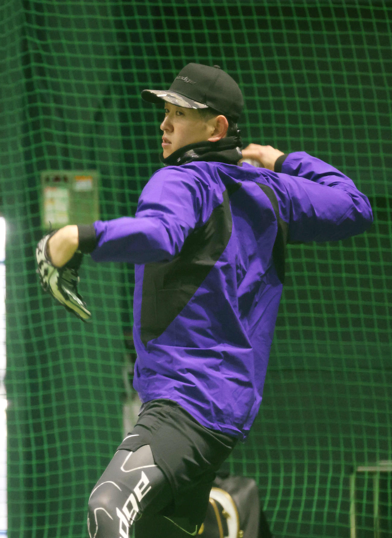 広島合同自主トレ　キャッチボールをする遠藤（撮影・加藤孝規）