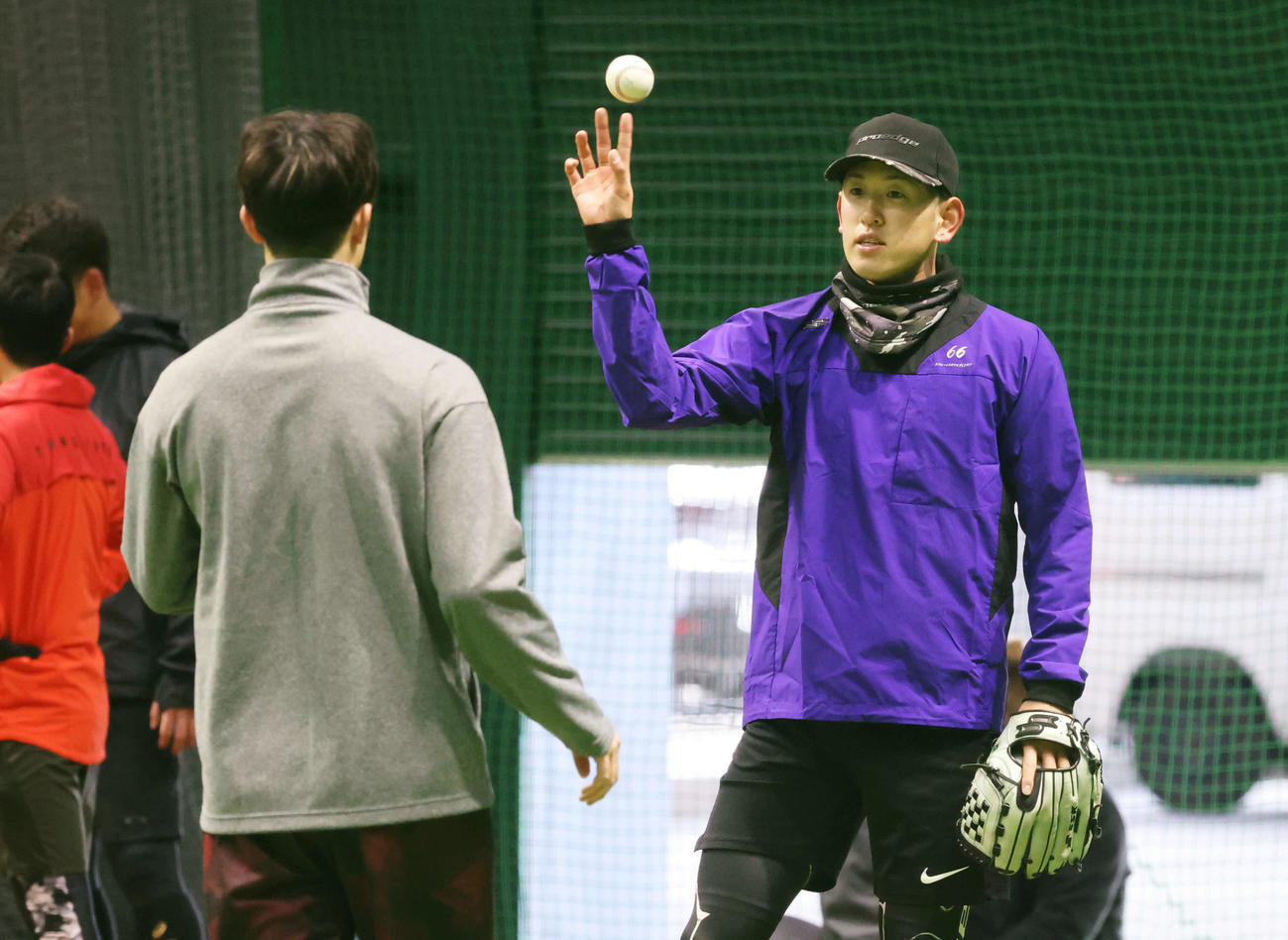 広島合同自主トレ　森下（左）とキャッチボールをした遠藤（撮影・加藤孝規）