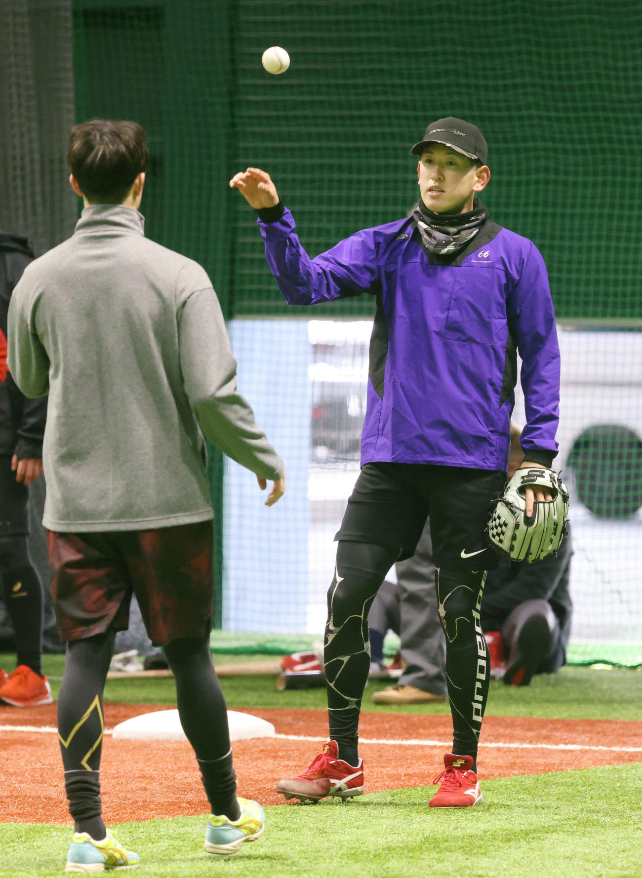 広島合同自主トレ　森下（左）とキャッチボールをした遠藤（撮影・加藤孝規）