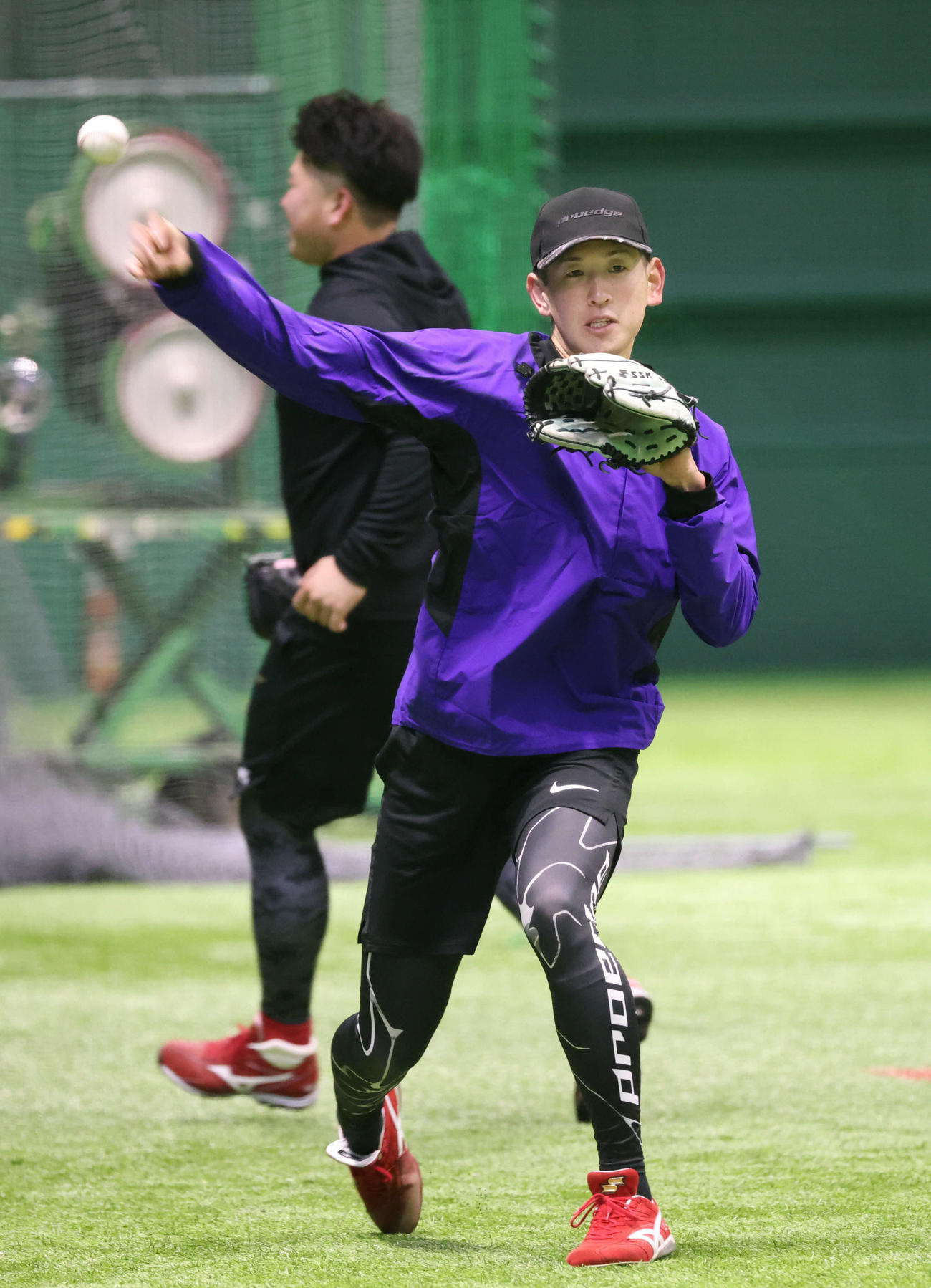 広島合同自主トレ　ノックを受ける遠藤（撮影・加藤孝規）