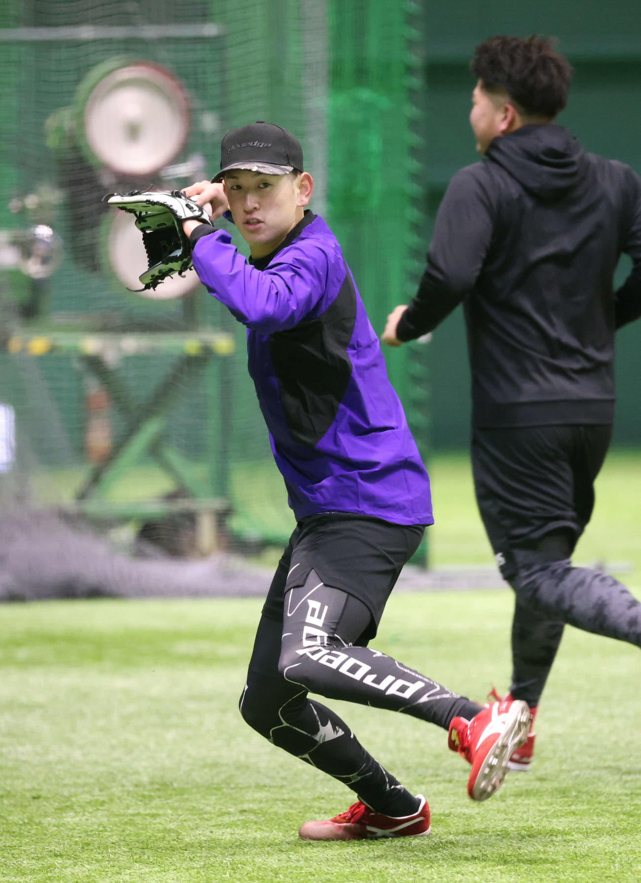 広島合同自主トレ　ノックを受ける遠藤（撮影・加藤孝規）