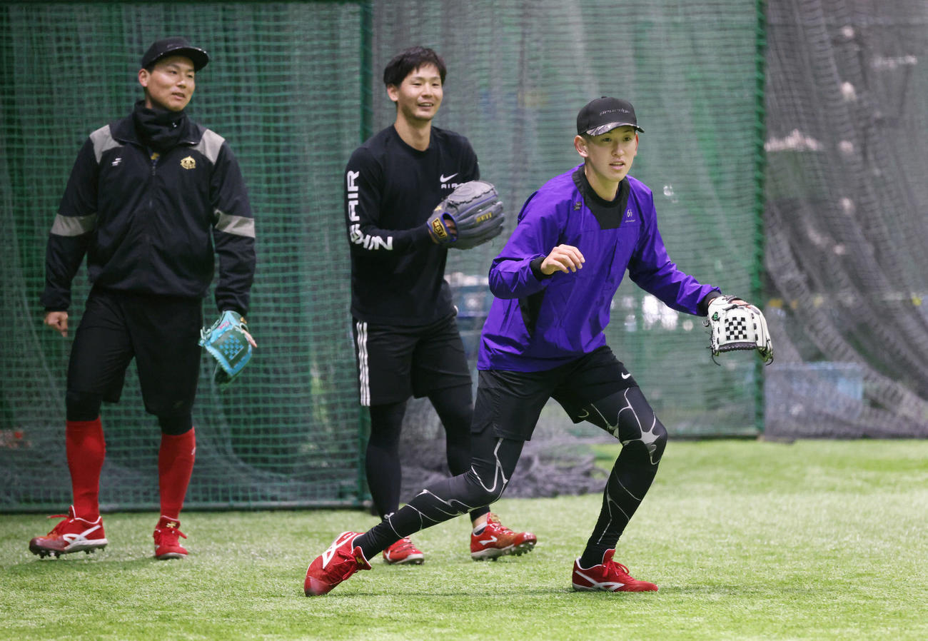 広島合同自主トレ　ノックを受ける遠藤（右）。左は栗林、中央は森浦（撮影・加藤孝規）