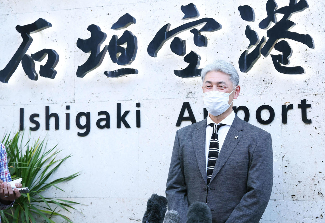 石垣空港で記者の質問に答えるロッテ吉井監督（撮影・河田真司）